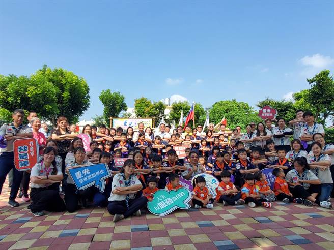 重光国小今年转型为童军实验学校，藉着课程启动典礼感谢所有协助课程编定及提供资源的人士。（周丽兰摄）
