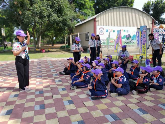 低年级小朋偶学习辨位。（周丽兰摄）