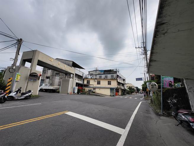 彰化1名少年開心到法務部矯正署勵志中學彰化分校接友人「畢業」，他依照學長姐留下的傳統，拿取友人的黑色衣服包裹鞭炮點燃象徵去霉運，沒想到遭旁邊喪家以為在挑釁報警，慘遭警方依《社維法》送辦。（吳建輝攝）