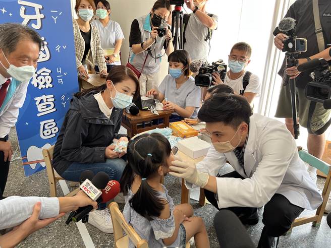 新竹市幼儿园口腔巡迴健检起跑，图为牙医师为三民国小幼儿园学童检查牙齿。（王惠慧摄）