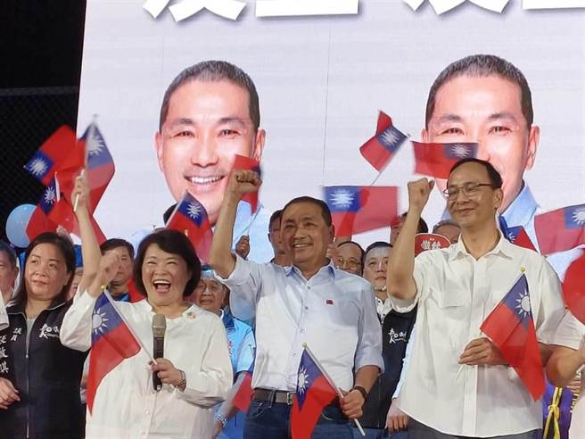 嘉义市长黄敏惠10日造势活动中，高喊「嘉义人挺侯友宜做总统」。（廖素慧摄）