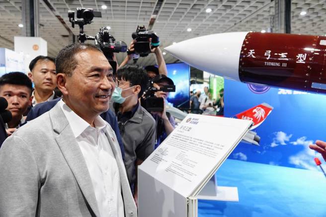 國民黨總統參選人侯友宜（ 左）上午前往南港展覽館參觀航太暨國防工業展，在天弓三型飛彈前聽取陪同人員解説。（ 黃子明攝）