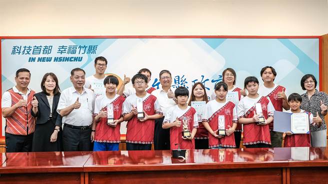 竹县尖石国小夺国际青少年机器人大赛2大奖，县长杨文科（中）颁奖表扬。（罗浚滨）