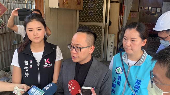 ▲七堵百福社区民宅于今年5月疑似因为施工产生邻损，但至今建商仍未与居民达成补偿协议及说明，基隆市议长童子玮（中）与市议员曾怡芳（左）及当地里长张晓玫（右）14日至现场会勘。童子玮要求基市府都发处未来对于相关案件必须1个月内回覆，积极协助居民与建商协调。（徐佑升摄）