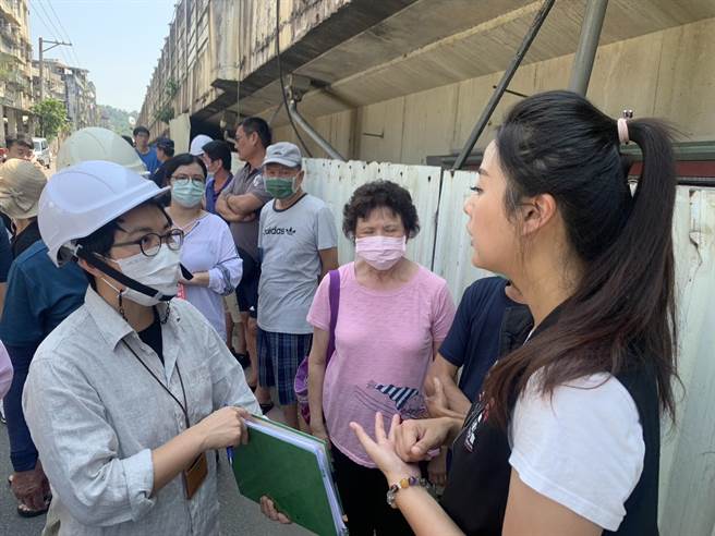 ▲市议员曾怡芳（右）要求市府人员务必要主动积极介入，了解受损居民需求，建立沟通平台，让居民能够放心居住。（徐佑升摄）
