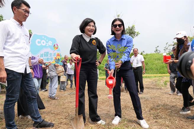 雲林縣減碳生活行動年，縣長張麗善（前左二）與眾人植樹打造北港滯洪池綠蔭祕境。（張朝欣攝）