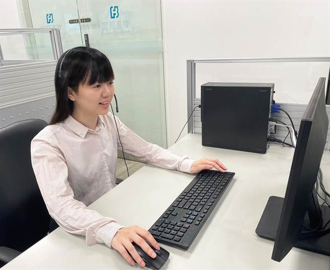 富邦产险「乐龄台语客服专线」以台语及适合年长者的语速用词，为不擅长说国语的年长客户打造「类博爱座」的快速进线服务。(富邦产险提供／洪凯音台北传真)