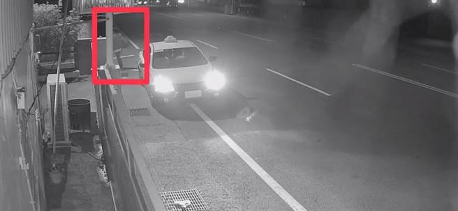 直到妇人儿子惊觉不对，找朋友埋伏逮到车手并报警，警讯后依诈欺和《洗钱防制法》移送侦办，后续将扩大侦查办理。(警方提供／吴建辉彰化传真)