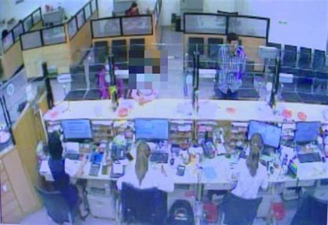 洪妇从今年7月起陆续匯款4次，甚至还本人到住所前取款2次，前后交付1080多万元。(警方提供／吴建辉彰化传真)