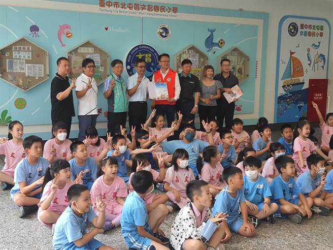 今網智慧科技股份有限公司與財團法人彩雲社會福利慈善事業基金會，14日舉辦「智生活清寒獎助學金」頒發活動。（馮惠宜攝）