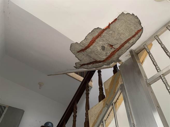 民进党台北市议员陈怡君14日表示，基泰大直工地东侧的住宅，民眾返家后发现也出现多处明显邻损，包含天花板、楼梯、墙壁龟裂等状况。（陈怡君办公室提供／丁上程台北传真）