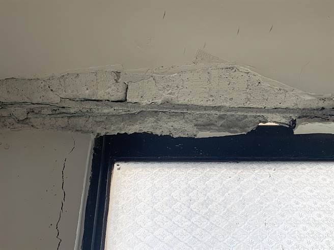 民进党台北市议员陈怡君14日表示，基泰大直工地东侧的住宅，民眾返家后发现也出现多处明显邻损，包含天花板、楼梯、墙壁龟裂等状况。（陈怡君办公室提供／丁上程台北传真）