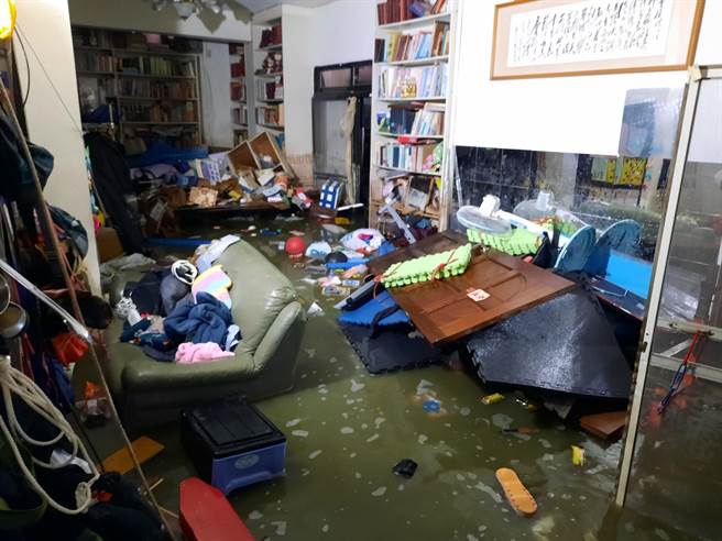 国民党台北市议员柳采葳14日表示，坍塌户日前在返家拿东西时，发现室内多处积水，希望北市府能够予以协助。（柳采葳办公室提供／丁上程台北传真）