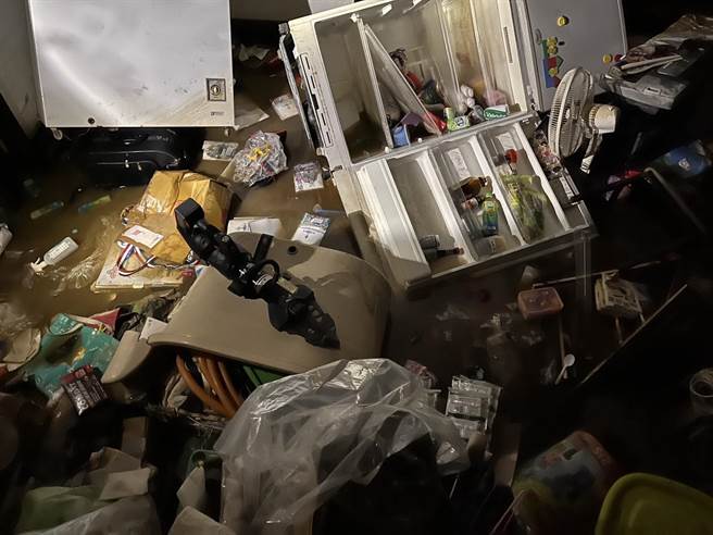 国民党台北市议员柳采葳14日表示，坍塌户日前在返家拿东西时，发现室内多处积水，希望北市府能够予以协助。（柳采葳办公室提供／丁上程台北传真）