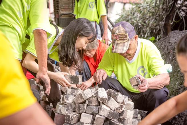 基隆市政府表示，提升長照量能及服務品質是市府的重要施政目標，目前每周都會舉行社會處與衛生局的跨局處會議，並由市長謝國樑親自主持。（基隆市政府提供／張志康基隆傳真）