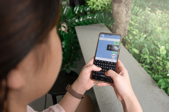 一名网友好奇，如果正在忙时暧昧对象传讯息来，会不读不回还是已读不回。(示意图，达志提供)