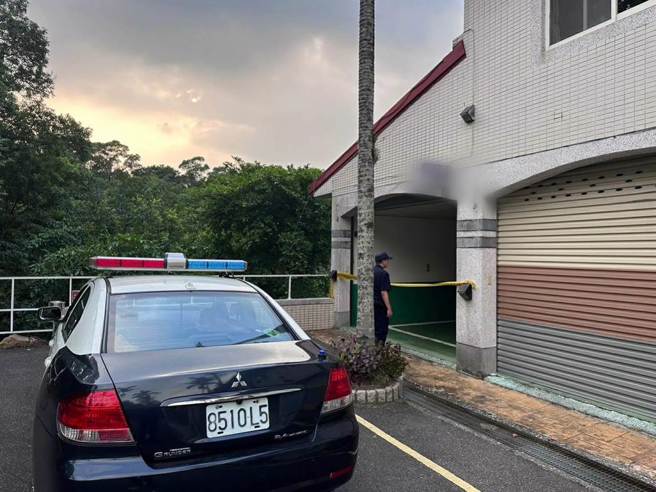 警方获报，赶至汽车旅馆勘查现场。（中和警分局提供）