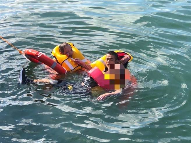 2名安檢弟兄帶著救生圈與浮標下海救援。（第七岸巡隊提供／許逸民澎湖傳真）