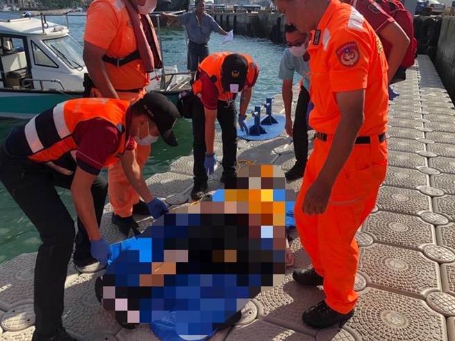 落海醉客經拖帶至海上平台救起後，由警消接手。（第七岸巡隊提供／許逸民澎湖傳真）