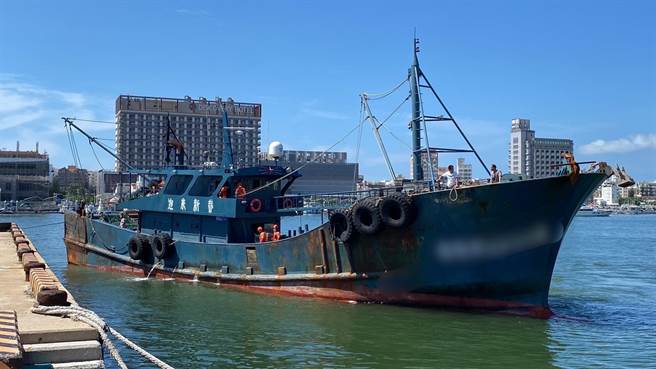 越界进入我海域而遭留置调查的「粤饶渔23504」大陆籍渔船。（澎湖海巡队提供／许逸民澎湖传真）