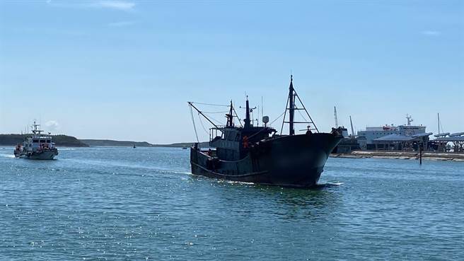 海巡巡艇将越界的「粤饶渔23504」大陆籍渔船押进马公队部码头。（澎湖海巡队提供／许逸民澎湖传真）