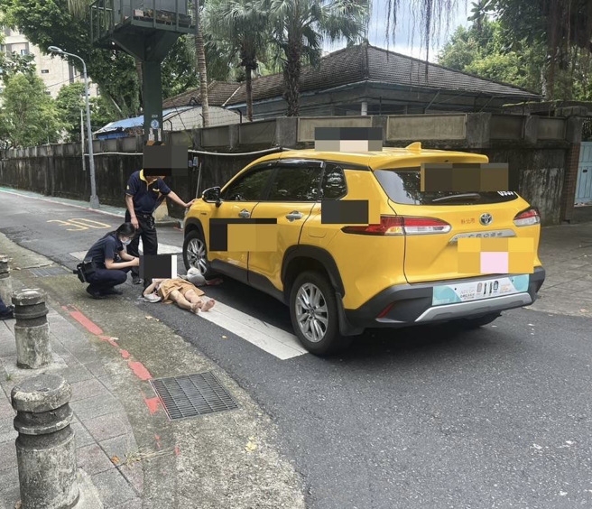 妇人走人行道遭左方小黄碰撞，小黄左前车轮压住妇人手中购物袋，导致妇人无法立即脱困。（图／警方提供）