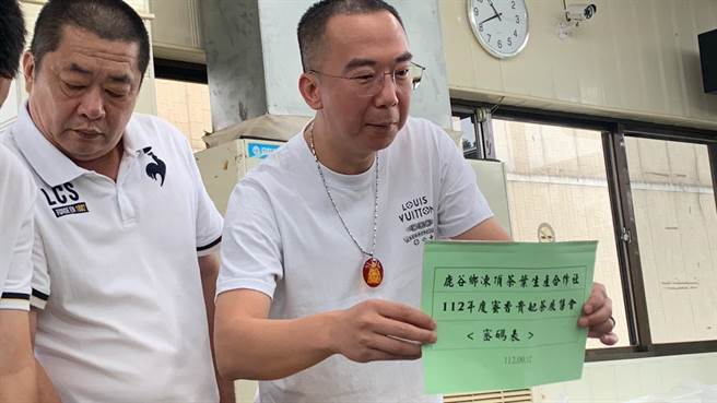 鹿谷乡茶业生产合作社总经理陈帝佑亲自宣布茶王名单。曾雪蒨摄