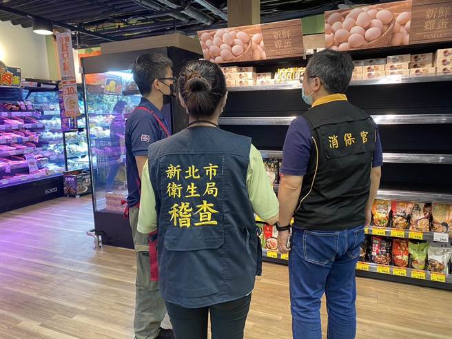 冠軍蛋品傳出「巴西蛋」，疑似標錯效期，新北市衛生局派員調查蛋的來源是高雄信興蛋品，與台農公司同地址。（新北市衛生局提供／蔡亞樺新北傳真）