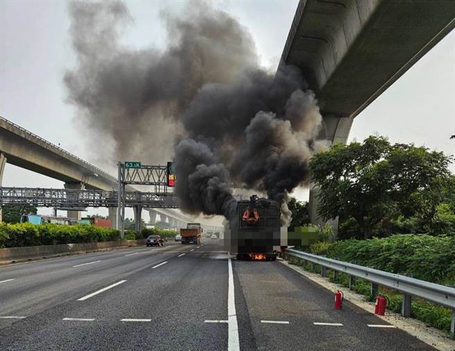 国道1号南向63.3公里处，14日傍晚近4时发生联结车火烧车事故。（翻摄照片／蔡明亘桃园传真）
