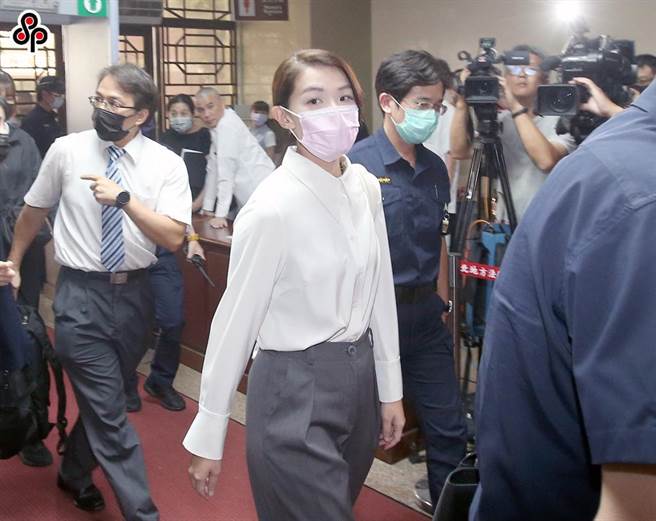 遭资策会控告侵犯着作权的新竹市长高虹安（中）出庭应讯，她受访时强调相关事证都已经交给政风单位并坦诚接受调查。（本报资料照片，范扬光摄）