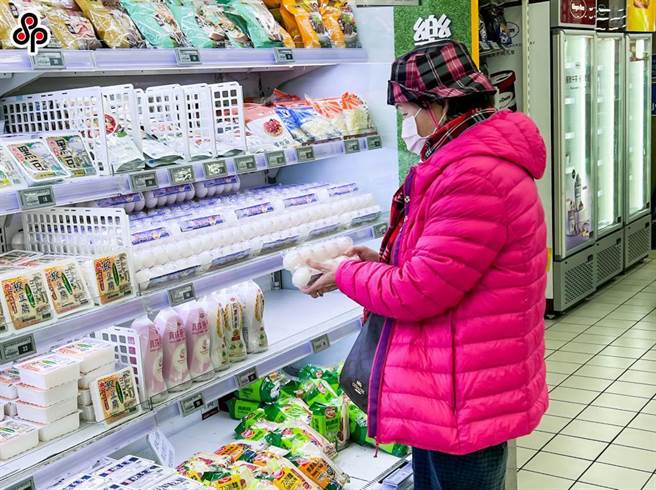 依現行規定，洗選盒裝蛋仍屬散裝食品，因此不用標示有效日期，此次巴西蛋挨罰問題在於標示後又標示不實。（報系資料照）