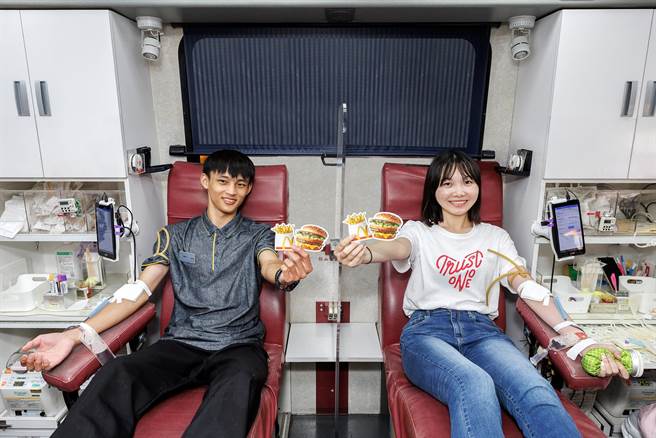 麦当劳员工与青年纷纷响应捐血活动，并加码每校前50名首次捐血者，可获得小薯贵宾券。（麦当劳提供／朱世凯台北传真）