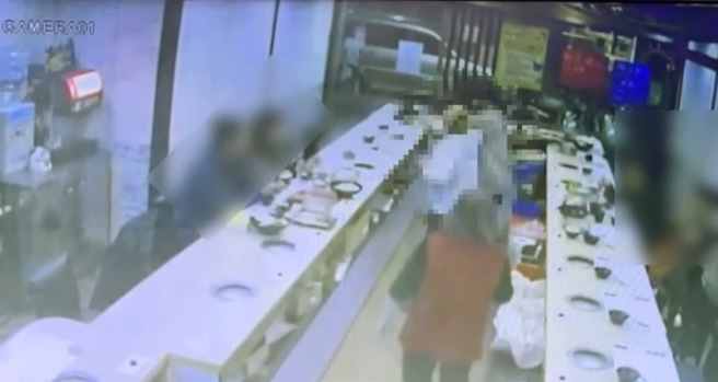 27歲孫姓男子嫌火鍋店店員服務態度不佳，竟用手鉤住梁男脖子毆打。（翻攝畫面）