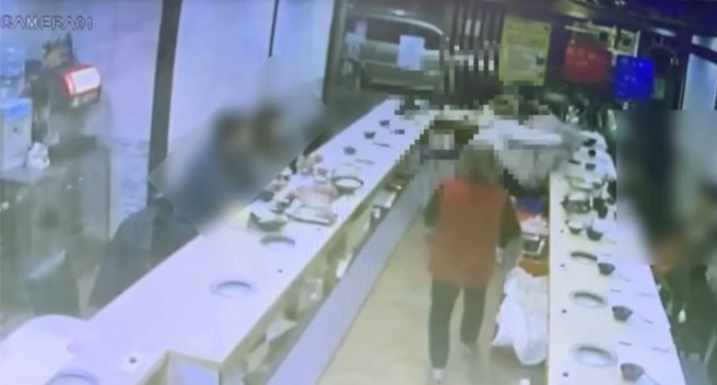 27歲孫姓男子嫌火鍋店店員服務態度不佳，竟用手鉤住梁男脖子毆打。（翻攝畫面）