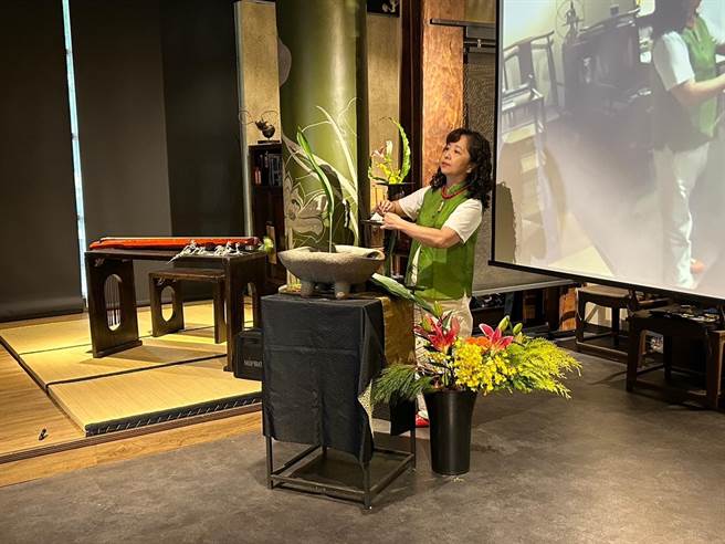 台湾百合产业发展协会与农粮署合作即日起到11月30日，在春水堂的17家分店，隆重呈现名为「花韵茶香  意绵延」展览。（台湾百合产业发展协会提供／冯惠宜台中传真）