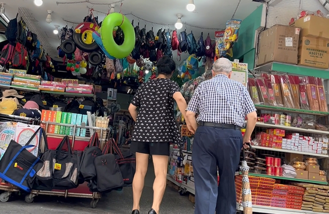 流莺（图左）当街拉客。（王绍羽拍摄）