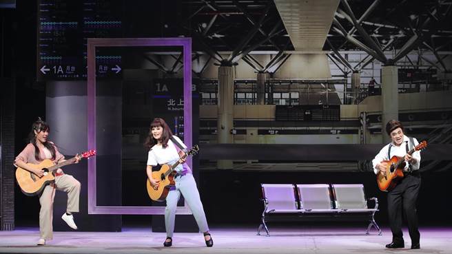 明华园总团《鲲鯓平卷》同时可看见古装剧和现代剧，十分有趣。中为明华园总团当家小旦郑雅升，右为歌仔戏第一丑角陈胜在。（明华园总团提供／李欣恬台北传真）