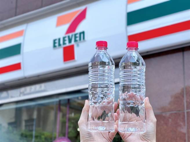 「統一H20純水無標純水」符合國家級標準CNS12852檢驗認證，減少標籤塑料不僅可減碳，更可便利回收。（7-11提供／朱世凱台北傳真）