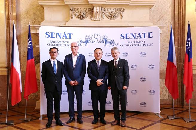 文化部长史哲（右二）参访捷克参议院，与参议长韦德齐（Miloš　Vystrčil，右一）、首席副议长德拉霍斯（Jiří　Drahoš，左二）及驻捷克代表处大使柯良叡（左一）合影。（文化部提供／李欣恬台北传真）