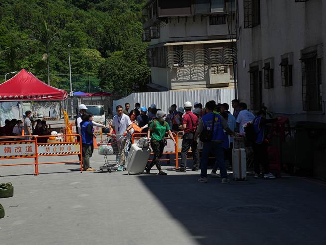 都发局今(14)日宣布将在17日加开第4轮取物，每户取物时间也拉长至1小时。(黄敬文摄)