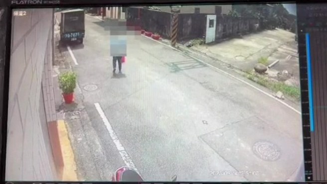 警方调阅监视器发现，潘女最后身影，疑似酒后脚步不稳，左摇右晃，才会掉落现场。（翻摄画面）