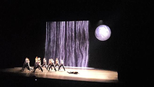 舞台上出現一顆大月亮，超現實的場景，卻又真實無比。日本編舞家島崎徹在疫情後再度與台灣舞蹈空間舞團合作，新作《往月的方向去》本周末登場。（李欣恬攝）