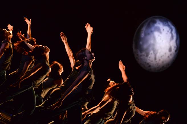 日本編舞家島崎徹新作《往月的方向去》，在快速變動的年代，擁抱人的真情。（李庭宇攝，舞蹈空間舞團提供／李欣恬台北傳真）