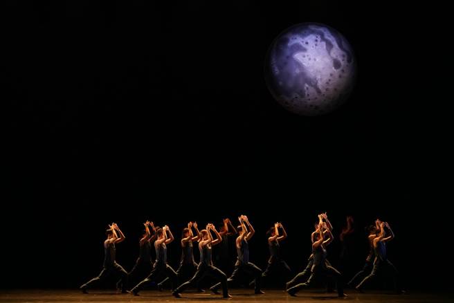  舞台上出現一顆大月亮，超現實的場景，卻又真實無比。日本編舞家島崎徹新作《往月的方向去》本周末首演。（陳長志攝，舞蹈空間舞團提供／李欣恬台北傳真）