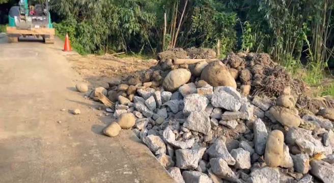 石冈区发生死亡意外，一名女子惨遭土堆活埋。（民眾提供）