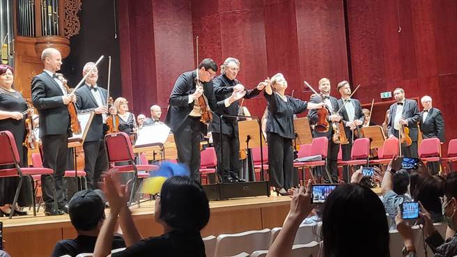 遠道而來的烏克蘭國家交響樂團，在短短三天內完成在台演出巡迴，最終場台北站現場有觀眾帶烏克蘭國旗向音樂家表達支持和鼓勵。（李欣恬攝）