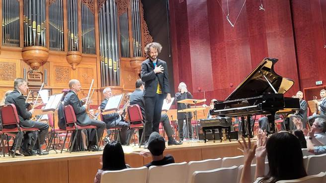 魯賓斯坦國際鋼琴大賽冠軍鋼琴家安東尼．貝里舍夫斯基（Antonii Baryshevskyi）來台演出，身穿烏克蘭國旗配色上衣上陣演奏。（李欣恬攝）