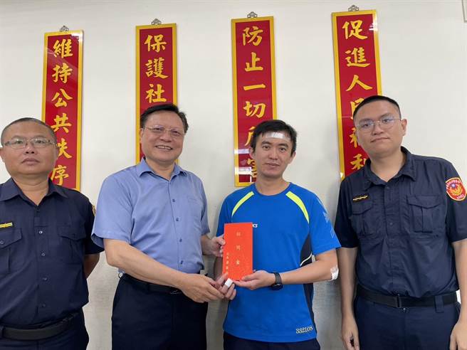 驻区督察张桂霖（左二）代表局长廖宗山慰问受伤员警顏夆霖。（警方提供／张毓翎台南传真）