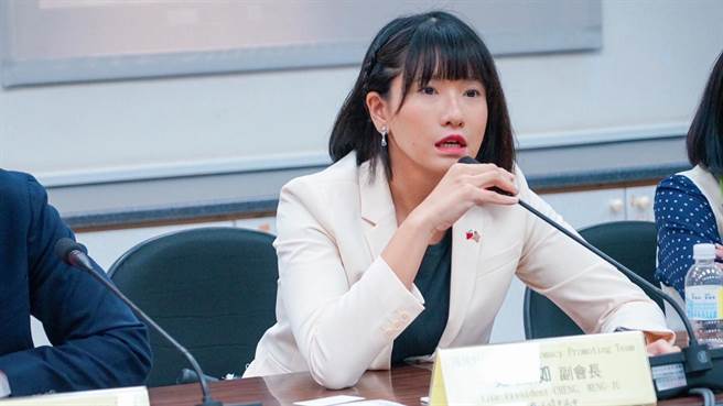 民进党籍高市议员郑孟洳14日踢爆，竹市府民政处长、知名建商夫人施淑婷不仅在公职候选人财产申报中，漏报金额达1000多万元的事业投资，还涉嫌隐匿房贷。（郑孟洳提供／洪浩轩高雄传真）