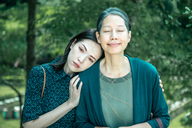 丁宁与许玮甯在《她和她的她》饰演母女。（八大提供）